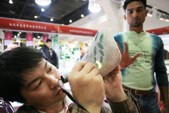 帝王绿翡翠原石图片,翡翠原石讲解鉴定-第4张图片-翡翠网 帝王绿翡翠原石图片,翡翠原石讲解鉴定-第4张图片-翡翠网