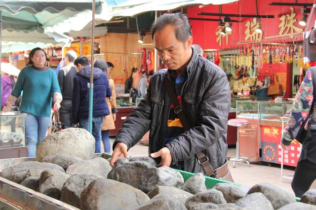 帝王绿翡翠原石图片,翡翠原石讲解鉴定-第5张图片-翡翠网 帝王绿翡翠原石图片,翡翠原石讲解鉴定-第5张图片-翡翠网