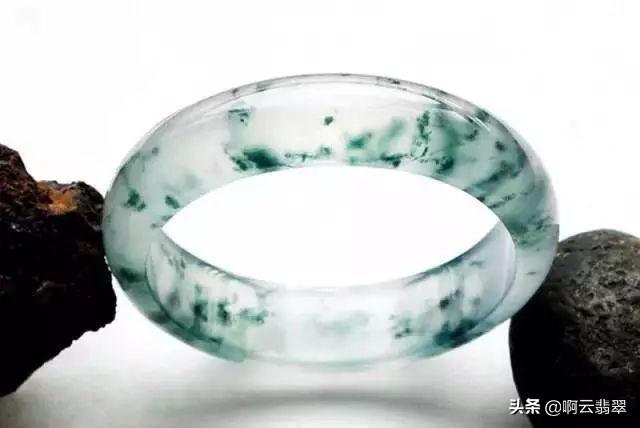 飘绿翡翠价格,翡翠飘绿好还是满绿好-第1张图片-翡翠网 飘绿翡翠价格,翡翠飘绿好还是满绿好-第1张图片-翡翠网