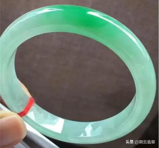 飘绿翡翠价格,翡翠飘绿好还是满绿好-第4张图片-翡翠网 飘绿翡翠价格,翡翠飘绿好还是满绿好-第4张图片-翡翠网