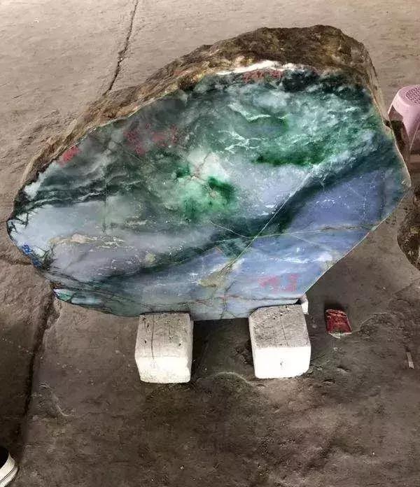 翡翠原石上的编号翡翠原石赌石技巧图解-第10张图片-翡翠网 翡翠原石上的编号翡翠原石赌石技巧图解-第10张图片-翡翠网