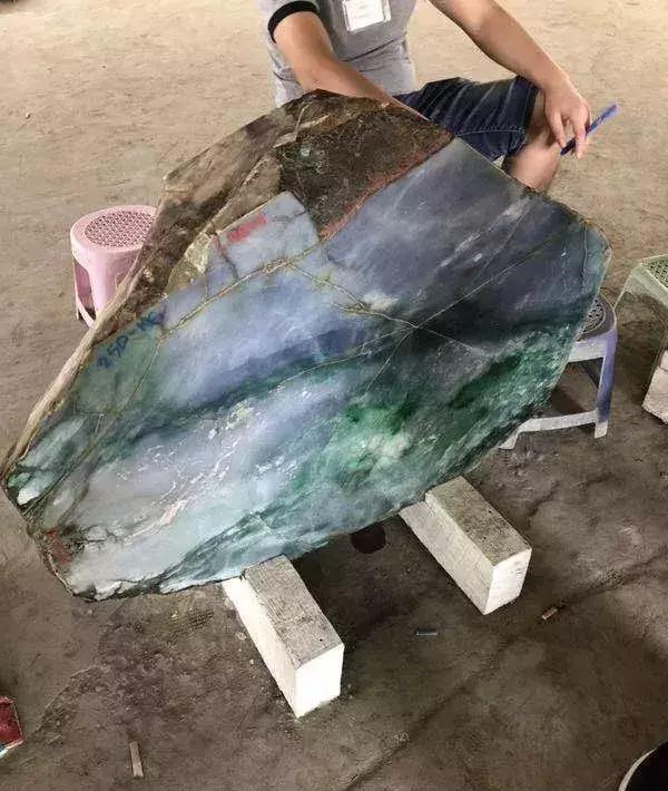 翡翠原石上的编号翡翠原石赌石技巧图解-第11张图片-翡翠网 翡翠原石上的编号翡翠原石赌石技巧图解-第11张图片-翡翠网