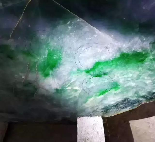 翡翠原石上的编号翡翠原石赌石技巧图解-第15张图片-翡翠网 翡翠原石上的编号翡翠原石赌石技巧图解-第15张图片-翡翠网