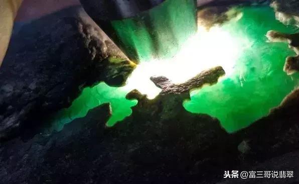 粗皮翡翠原石视频平洲翡翠原石批发市场-第1张图片-翡翠网 粗皮翡翠原石视频平洲翡翠原石批发市场-第1张图片-翡翠网