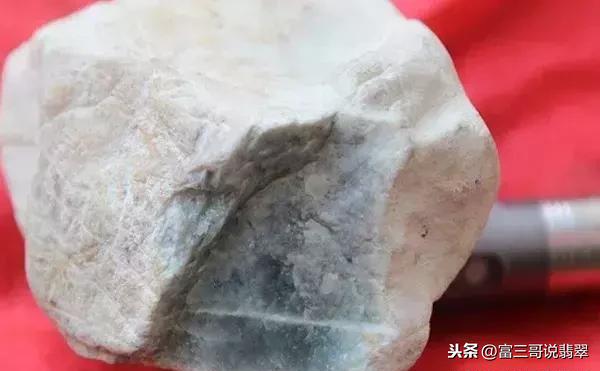 粗皮翡翠原石视频平洲翡翠原石批发市场-第13张图片-翡翠网 粗皮翡翠原石视频平洲翡翠原石批发市场-第13张图片-翡翠网