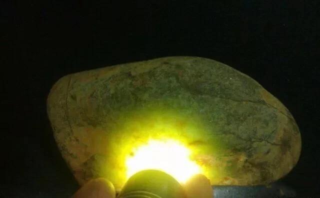 翡翠原石打灯长短,用灯光怎么看翡翠原石-第6张图片-翡翠网 翡翠原石打灯长短,用灯光怎么看翡翠原石-第6张图片-翡翠网