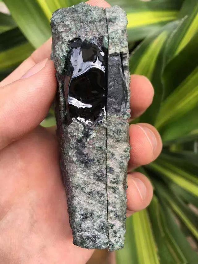 翡翠原石打灯长短,用灯光怎么看翡翠原石-第17张图片-翡翠网 翡翠原石打灯长短,用灯光怎么看翡翠原石-第17张图片-翡翠网