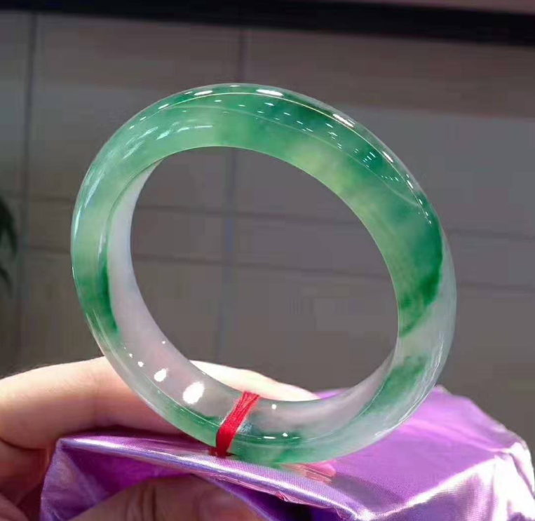 木那紫春翡翠手镯木那切出满色茄紫色-第2张图片-翡翠网 木那紫春翡翠手镯木那切出满色茄紫色-第2张图片-翡翠网