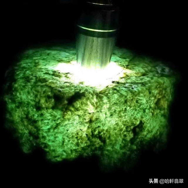 天然翡翠原石掉沙效果,翡翠原石黑石头图片-第1张图片-翡翠网 天然翡翠原石掉沙效果,翡翠原石黑石头图片-第1张图片-翡翠网