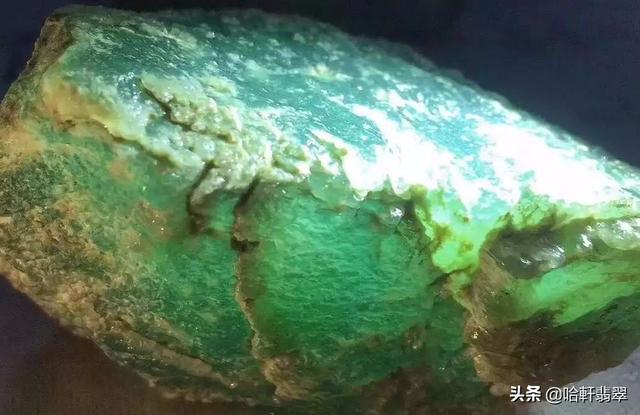 天然翡翠原石掉沙效果,翡翠原石黑石头图片-第7张图片-翡翠网 天然翡翠原石掉沙效果,翡翠原石黑石头图片-第7张图片-翡翠网