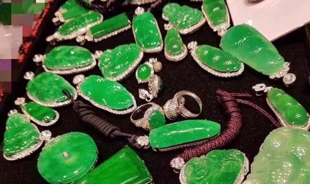 开出价值200亿的帝王绿,翡翠原石一刀200亿-第10张图片-翡翠网 开出价值200亿的帝王绿,翡翠原石一刀200亿-第10张图片-翡翠网