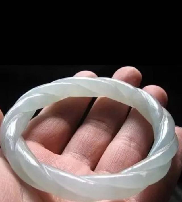 翡翠手镯粗的好还是细的好看,方形翡翠手镯相关知识-第15张图片-翡翠网 翡翠手镯粗的好还是细的好看,方形翡翠手镯相关知识-第15张图片-翡翠网