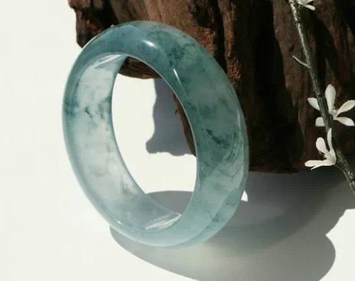 翡翠手镯粗的好还是细的好看,方形翡翠手镯相关知识-第36张图片-翡翠网 翡翠手镯粗的好还是细的好看,方形翡翠手镯相关知识-第36张图片-翡翠网