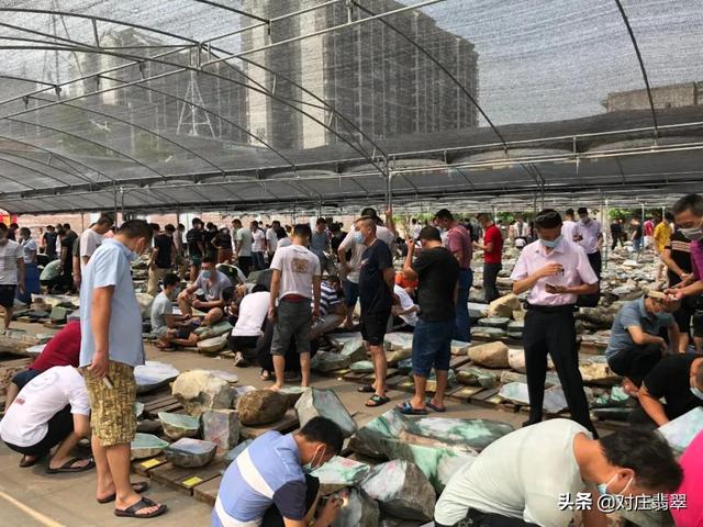 平洲翡翠原石鉴别方法赌石市场的石头有假吗-第1张图片-翡翠网 平洲翡翠原石鉴别方法赌石市场的石头有假吗-第1张图片-翡翠网