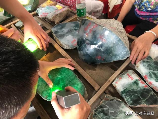 平洲翡翠原石鉴别方法赌石市场的石头有假吗-第2张图片-翡翠网 平洲翡翠原石鉴别方法赌石市场的石头有假吗-第2张图片-翡翠网