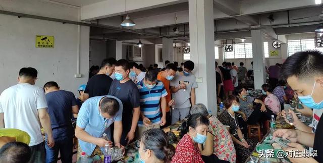 平洲翡翠原石鉴别方法赌石市场的石头有假吗-第3张图片-翡翠网 平洲翡翠原石鉴别方法赌石市场的石头有假吗-第3张图片-翡翠网