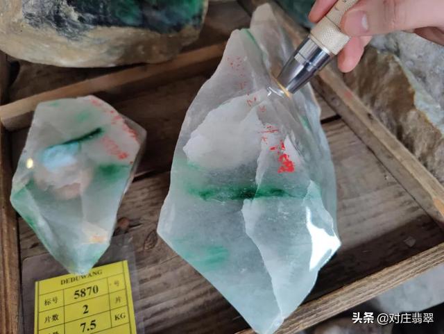 平洲翡翠原石鉴别方法赌石市场的石头有假吗-第4张图片-翡翠网 平洲翡翠原石鉴别方法赌石市场的石头有假吗-第4张图片-翡翠网