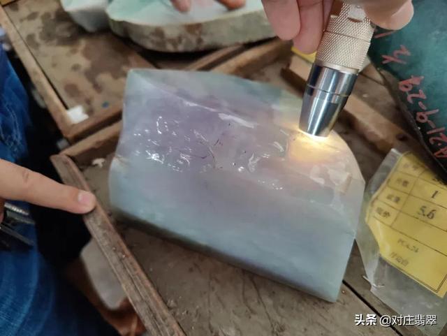 平洲翡翠原石鉴别方法赌石市场的石头有假吗-第5张图片-翡翠网 平洲翡翠原石鉴别方法赌石市场的石头有假吗-第5张图片-翡翠网