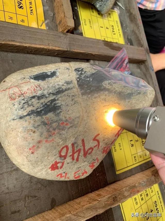 平洲翡翠原石鉴别方法赌石市场的石头有假吗-第6张图片-翡翠网 平洲翡翠原石鉴别方法赌石市场的石头有假吗-第6张图片-翡翠网