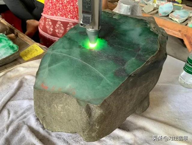 平洲翡翠原石鉴别方法赌石市场的石头有假吗-第7张图片-翡翠网 平洲翡翠原石鉴别方法赌石市场的石头有假吗-第7张图片-翡翠网