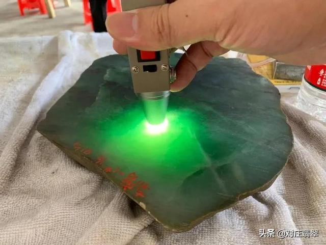 平洲翡翠原石鉴别方法赌石市场的石头有假吗-第8张图片-翡翠网 平洲翡翠原石鉴别方法赌石市场的石头有假吗-第8张图片-翡翠网