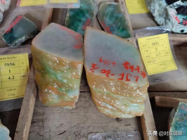 平洲翡翠原石鉴别方法赌石市场的石头有假吗-第9张图片-翡翠网 平洲翡翠原石鉴别方法赌石市场的石头有假吗-第9张图片-翡翠网