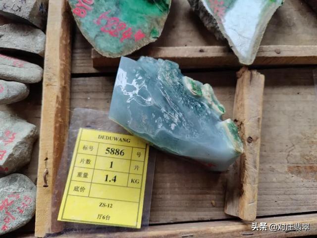 平洲翡翠原石鉴别方法赌石市场的石头有假吗-第10张图片-翡翠网