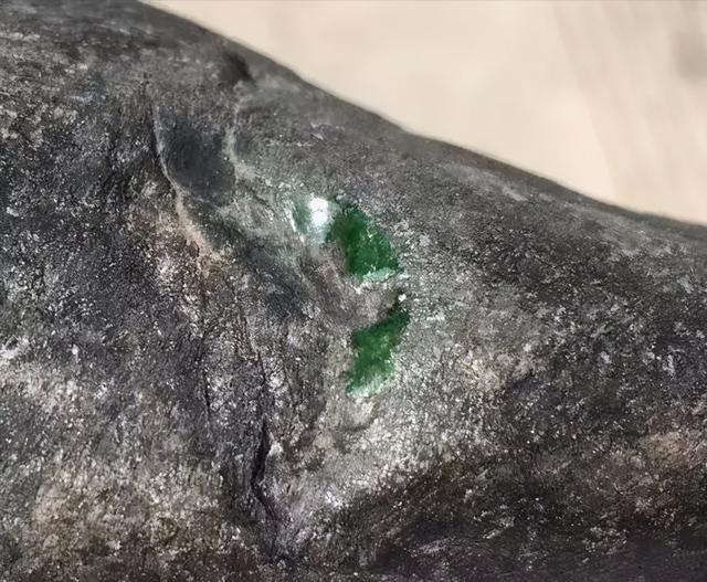 翡翠原石表皮鉴定,翡翠原石怎么看皮壳-第1张图片-翡翠网 翡翠原石表皮鉴定,翡翠原石怎么看皮壳-第1张图片-翡翠网