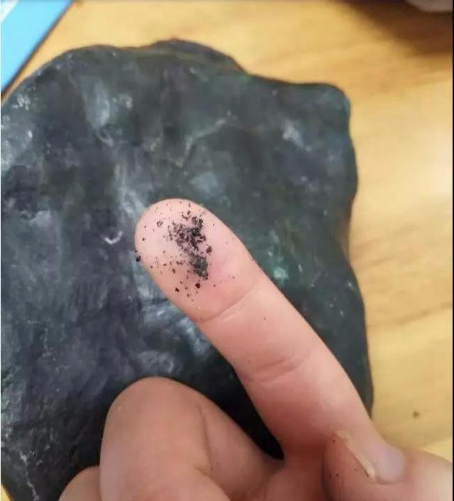 翡翠原石表皮鉴定,翡翠原石怎么看皮壳-第7张图片-翡翠网 翡翠原石表皮鉴定,翡翠原石怎么看皮壳-第7张图片-翡翠网