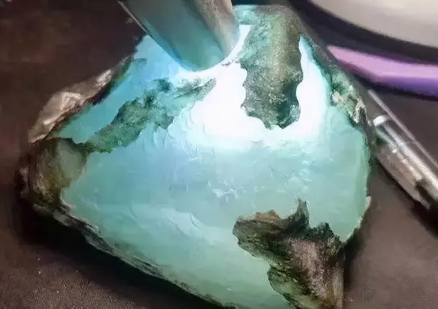 翡翠原石表皮鉴定,翡翠原石怎么看皮壳-第8张图片-翡翠网 翡翠原石表皮鉴定,翡翠原石怎么看皮壳-第8张图片-翡翠网