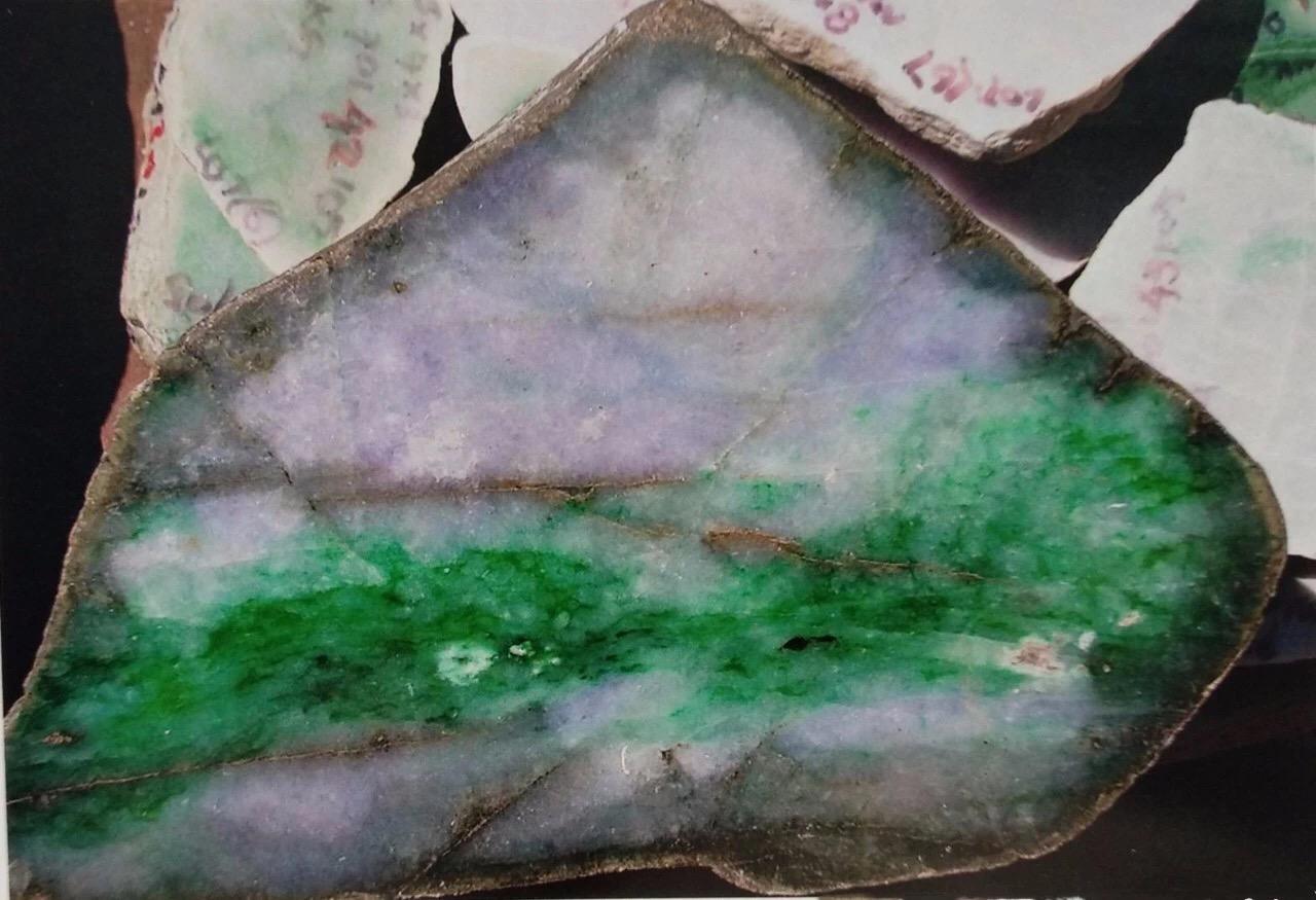 翡翠原石蓝雾莫湾基原石特点-第1张图片-翡翠网 翡翠原石蓝雾莫湾基原石特点-第1张图片-翡翠网