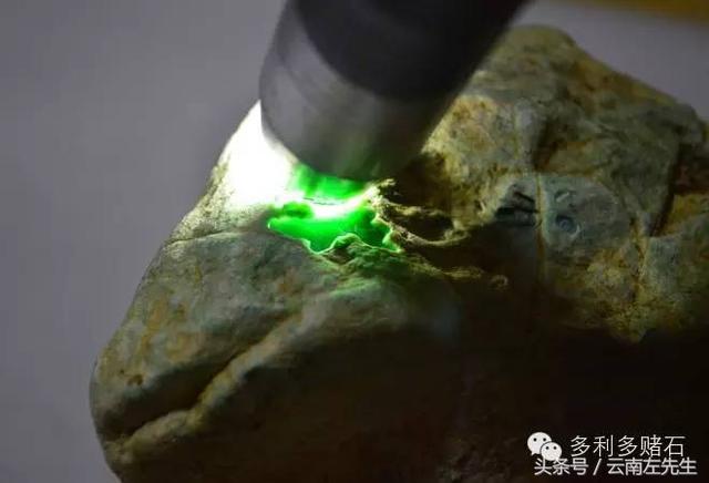介绍翡翠原石的常用语,关于佩戴翡翠玉石话-第4张图片-翡翠网 介绍翡翠原石的常用语,关于佩戴翡翠玉石话-第4张图片-翡翠网