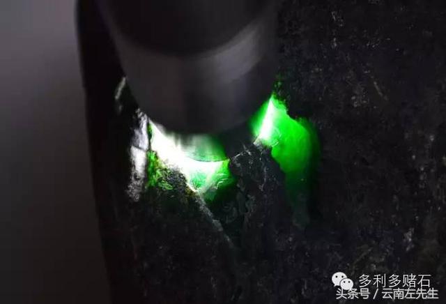 介绍翡翠原石的常用语,关于佩戴翡翠玉石话-第7张图片-翡翠网 介绍翡翠原石的常用语,关于佩戴翡翠玉石话-第7张图片-翡翠网