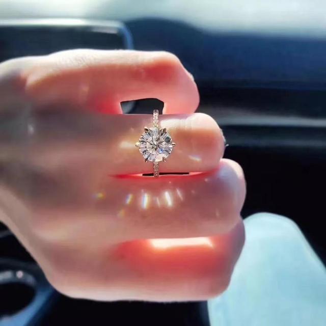 925镶嵌莫桑钻戒指贵吗莫桑钻戒指一般多少钱-第2张图片-翡翠网 925镶嵌莫桑钻戒指贵吗莫桑钻戒指一般多少钱-第2张图片-翡翠网