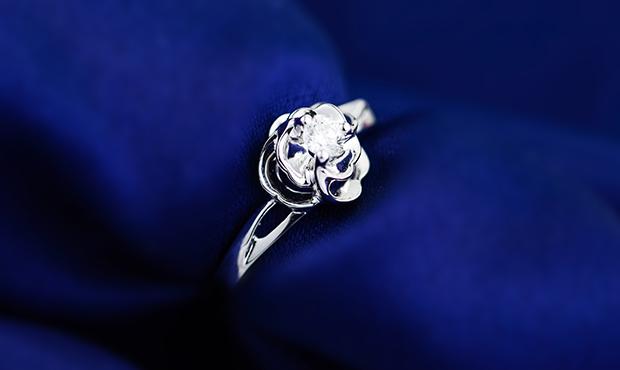 新手如何选钻戒钻戒是定制的好还是成品的好-第1张图片-翡翠网 新手如何选钻戒钻戒是定制的好还是成品的好-第1张图片-翡翠网