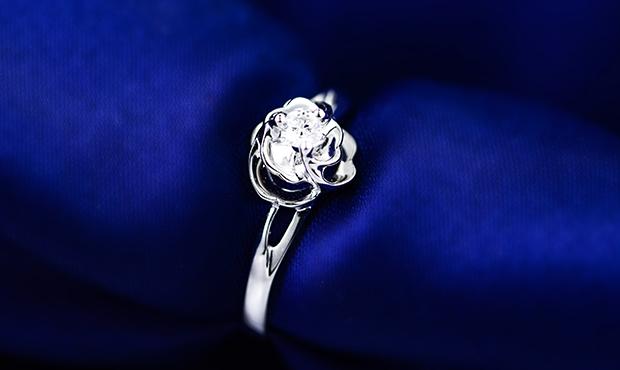 新手如何选钻戒钻戒是定制的好还是成品的好-第2张图片-翡翠网 新手如何选钻戒钻戒是定制的好还是成品的好-第2张图片-翡翠网