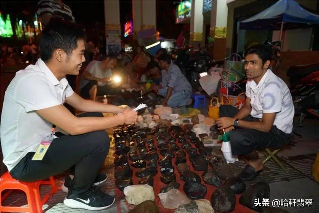 会卡翡翠原石的特点,宇宙之心翡翠原石-第2张图片-翡翠网 会卡翡翠原石的特点,宇宙之心翡翠原石-第2张图片-翡翠网