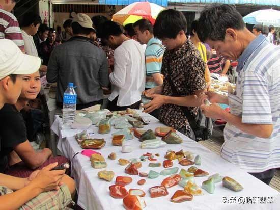 会卡翡翠原石的特点,宇宙之心翡翠原石-第3张图片-翡翠网 会卡翡翠原石的特点,宇宙之心翡翠原石-第3张图片-翡翠网