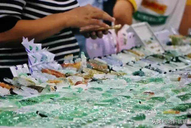 会卡翡翠原石的特点,宇宙之心翡翠原石-第4张图片-翡翠网 会卡翡翠原石的特点,宇宙之心翡翠原石-第4张图片-翡翠网