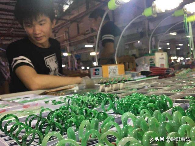 会卡翡翠原石的特点,宇宙之心翡翠原石-第6张图片-翡翠网 会卡翡翠原石的特点,宇宙之心翡翠原石-第6张图片-翡翠网