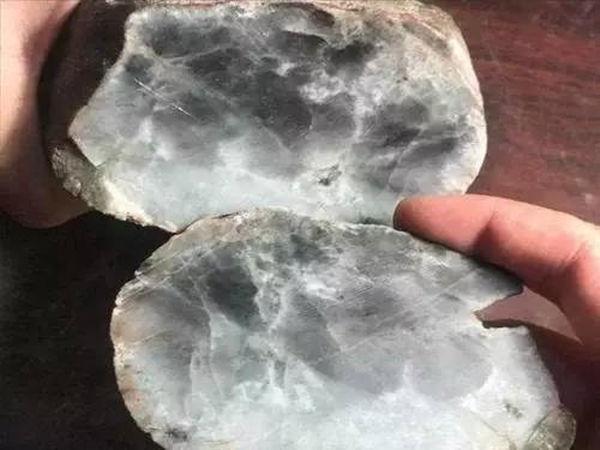 翡翠赌石内化的原因,翡翠原石变种症状-第1张图片-翡翠网 翡翠赌石内化的原因,翡翠原石变种症状-第1张图片-翡翠网