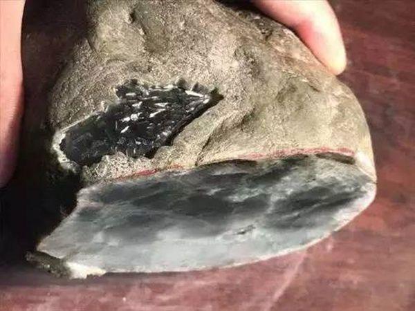 翡翠赌石内化的原因,翡翠原石变种症状-第2张图片-翡翠网 翡翠赌石内化的原因,翡翠原石变种症状-第2张图片-翡翠网