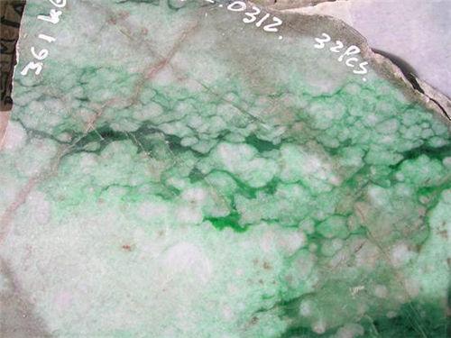 翡翠赌石内化的原因,翡翠原石变种症状-第6张图片-翡翠网 翡翠赌石内化的原因,翡翠原石变种症状-第6张图片-翡翠网