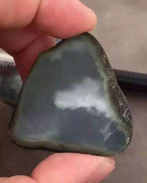 翡翠赌石内化的原因,翡翠原石变种症状-第9张图片-翡翠网 翡翠赌石内化的原因,翡翠原石变种症状-第9张图片-翡翠网