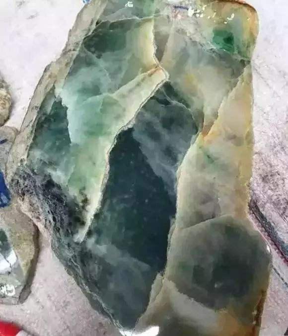 翡翠赌石内化的原因,翡翠原石变种症状-第11张图片-翡翠网 翡翠赌石内化的原因,翡翠原石变种症状-第11张图片-翡翠网