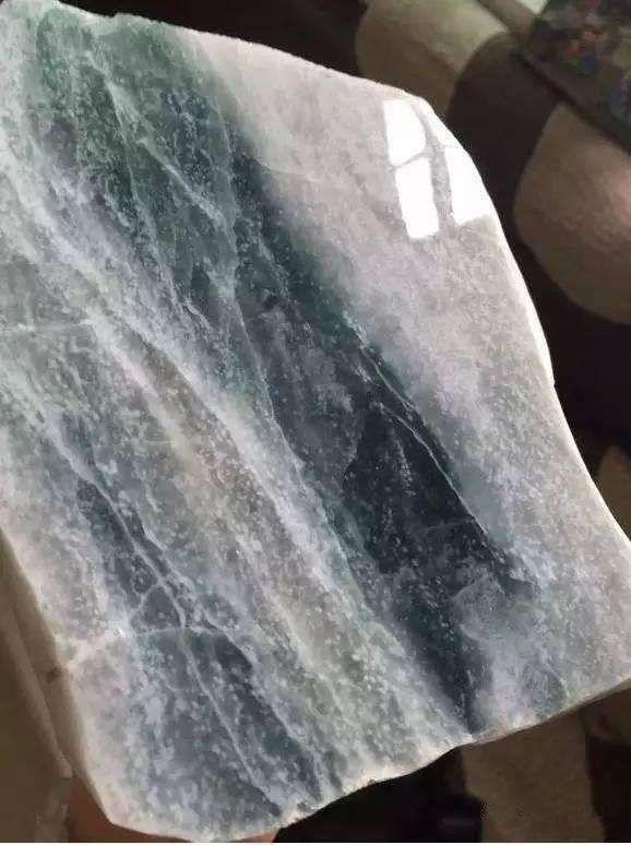 翡翠赌石内化的原因,翡翠原石变种症状-第12张图片-翡翠网 翡翠赌石内化的原因,翡翠原石变种症状-第12张图片-翡翠网