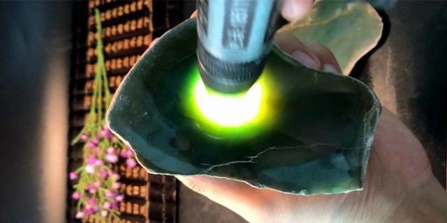 翡翠冰种糯种豆种糯化翡翠原石切开图-第4张图片-翡翠网 翡翠冰种糯种豆种糯化翡翠原石切开图-第4张图片-翡翠网