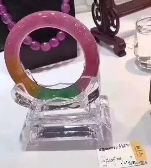 1万左右浅绿色翡翠手镯,淡绿色翡翠玉镯的价格-第1张图片-翡翠网 1万左右浅绿色翡翠手镯,淡绿色翡翠玉镯的价格-第1张图片-翡翠网