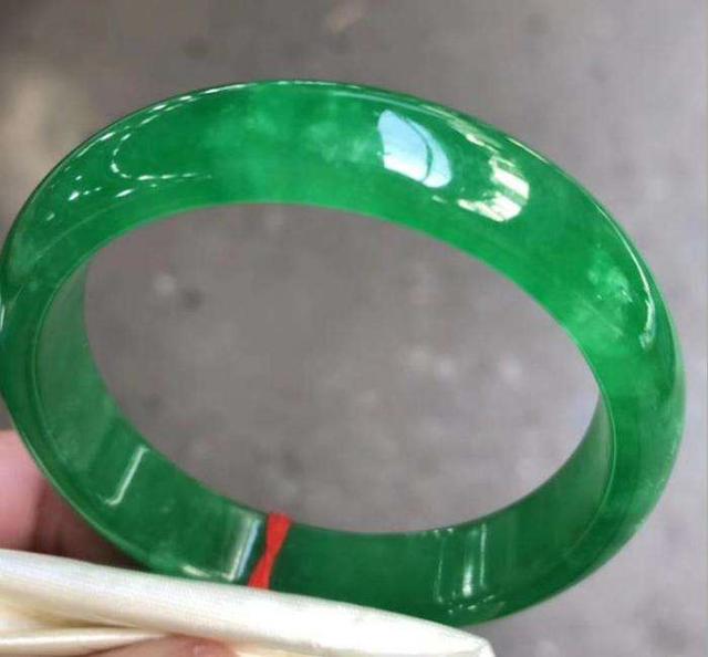 猎人翡翠冷知识了解翡翠之类的知识-第4张图片-翡翠网 猎人翡翠冷知识了解翡翠之类的知识-第4张图片-翡翠网