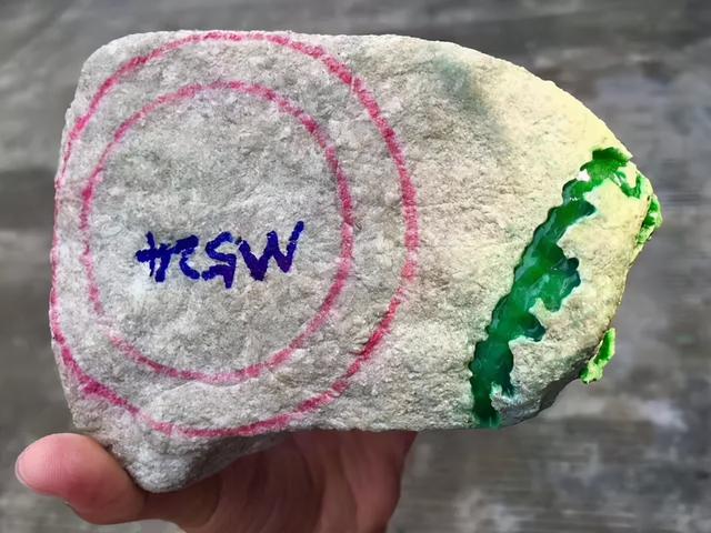 怎么开翡翠店一块翡翠原石多少钱-第4张图片-翡翠网 怎么开翡翠店一块翡翠原石多少钱-第4张图片-翡翠网